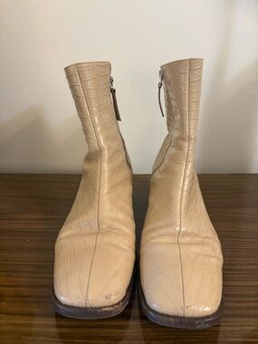 Intentionally Blank Women’s Beige Croc-Embossed Ankle Boots size 9